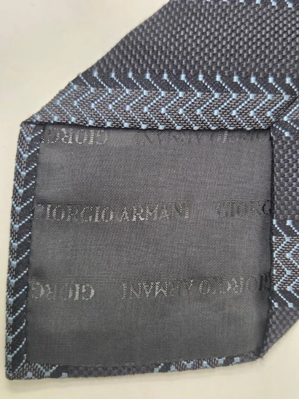 100% Silk Giorgio Armani Collezioni Silk Necktie Blue Gray Chevron 60 Inch Italy